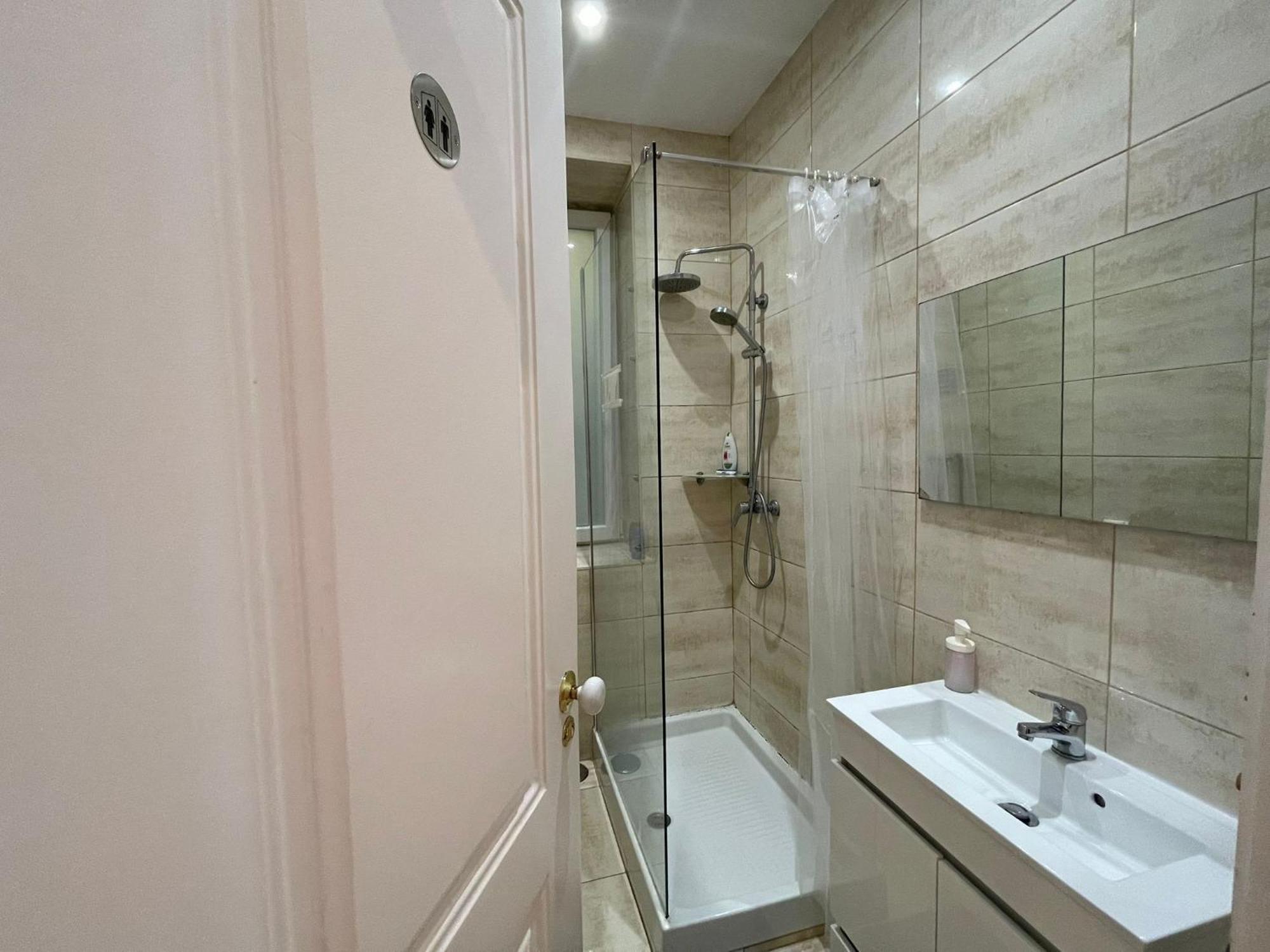 Embassy Arriaga Private Elegance Rooms In Stylish Shared Apartment Lisboa 外观 照片